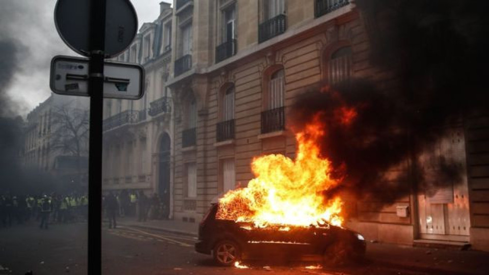 Yellow vest protests: Macron to hold crisis meeting