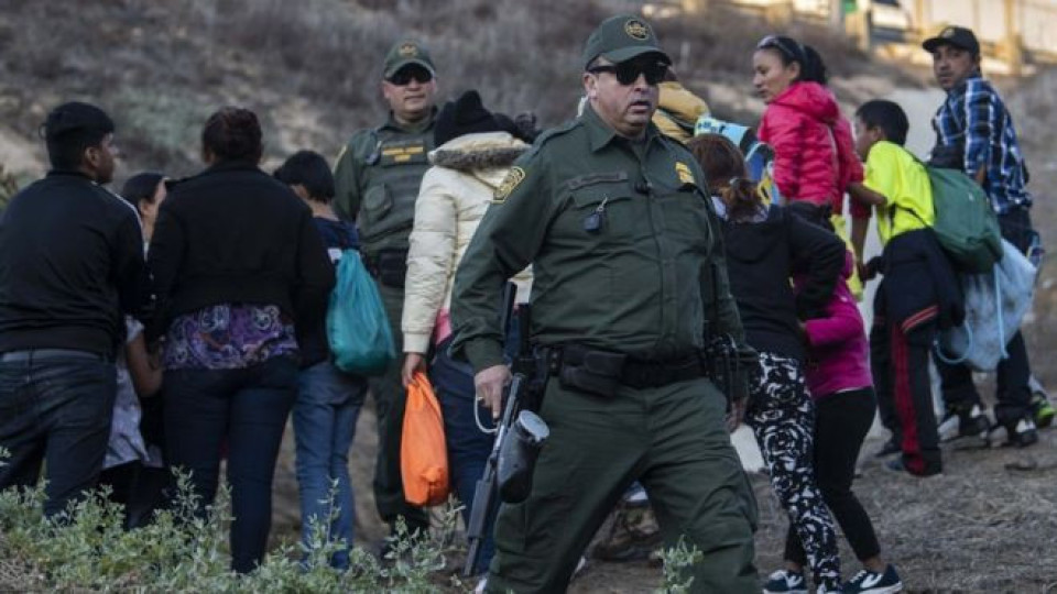 Migrant caravan: Girl dies in custody after crossing Mexico-US border