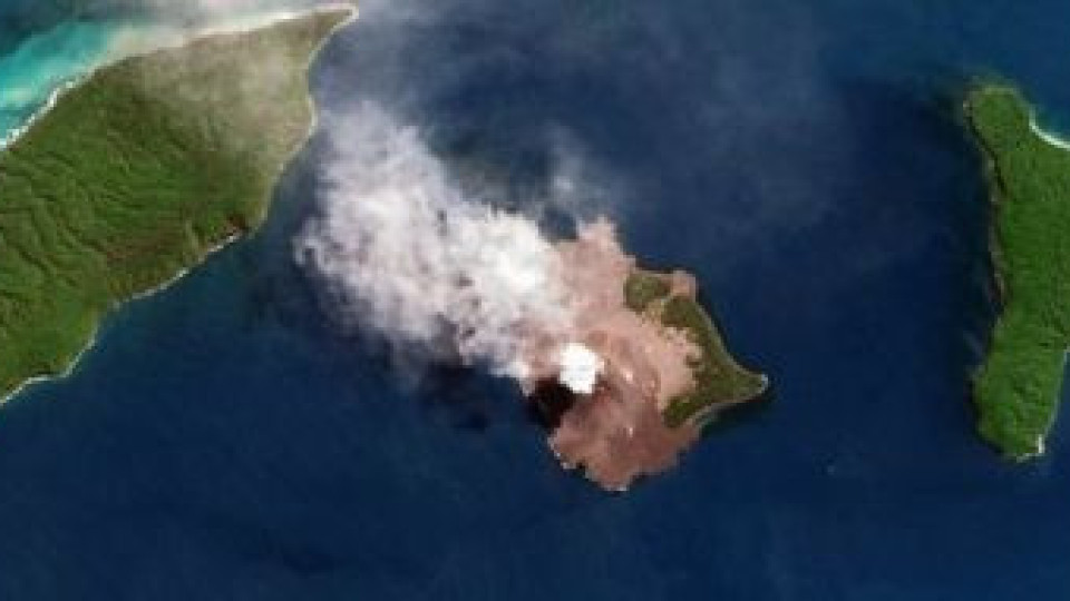 Indonesia tsunami kills hundreds after Krakatau eruption