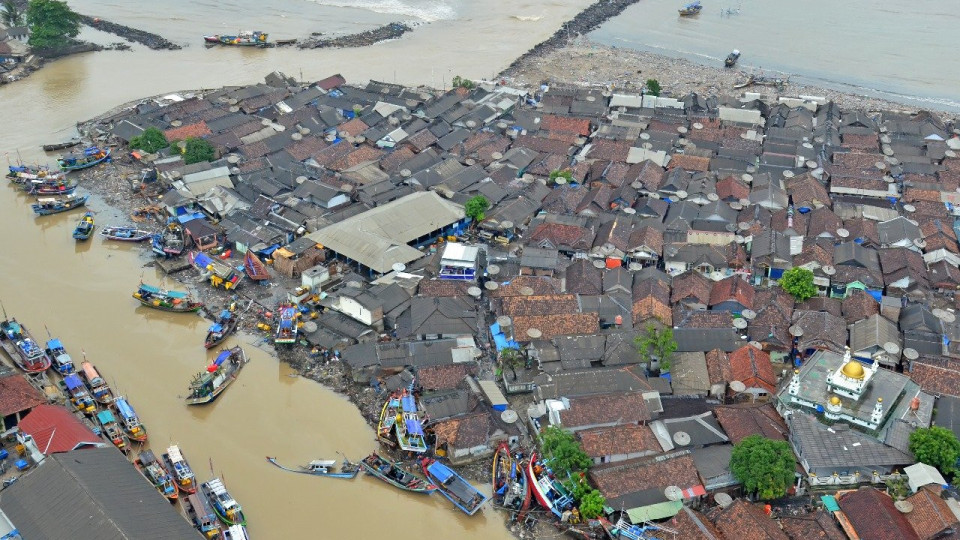 Indonesia tsunami: Death toll from Anak Krakatau volcano rises