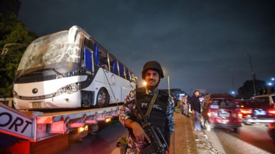 Egypt police 'kill 40 militants' in raids after tourist bus blast