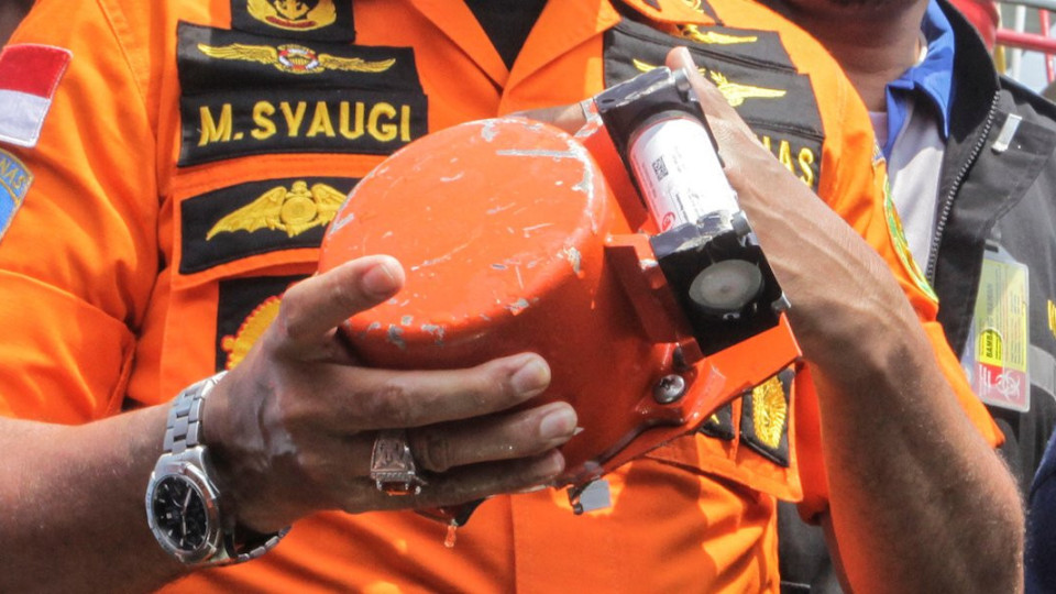 Lion Air crash: 'Black box' voice recorder found