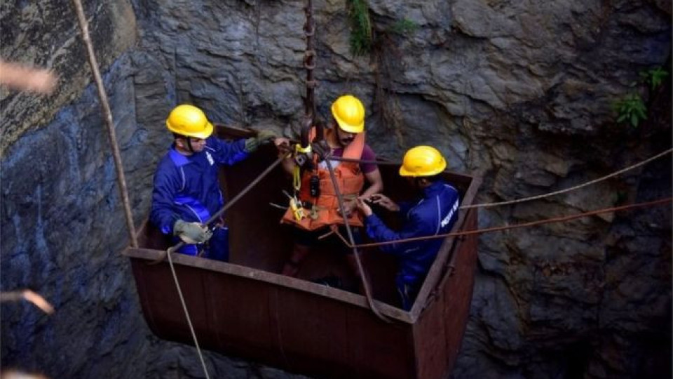 Divers find India mine worker body