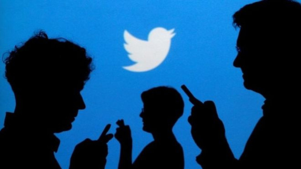 Twitter warns that private tweets were public for years
