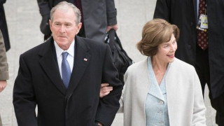 US shutdown: George W Bush gives pizza to security team