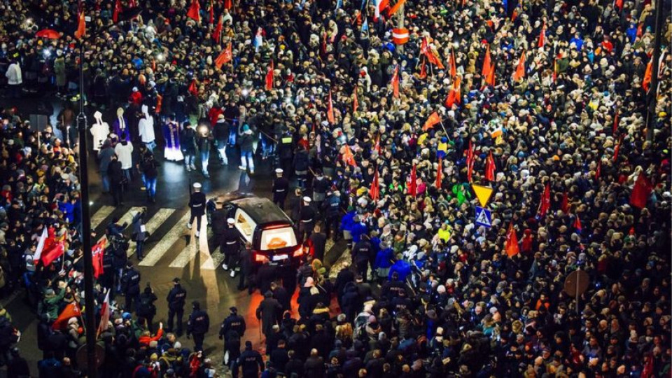 Pawel Adamowicz: Poland mourns stabbed Gdansk mayor