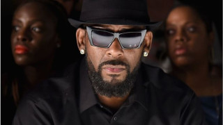 R Kelly: Singer charged with sexual abuse in Chicago