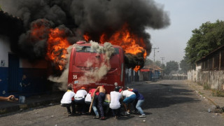 Venezuela: at least four dead and hundreds injured in border standoff