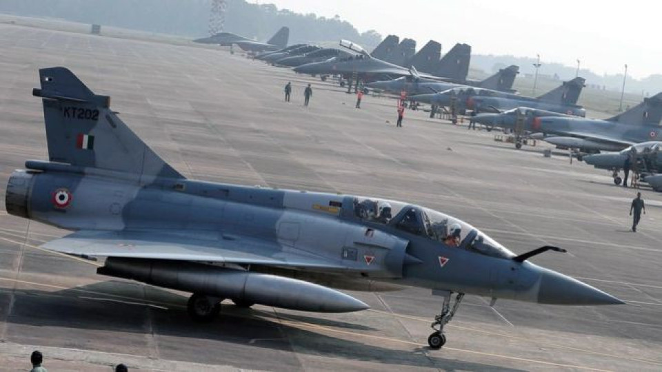 Pakistan-India: Pakistan 'shoots down two Indian planes' over Kashmir