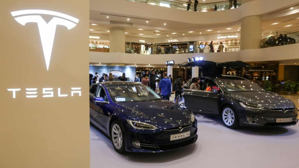 Tesla performs U-turn over store closures