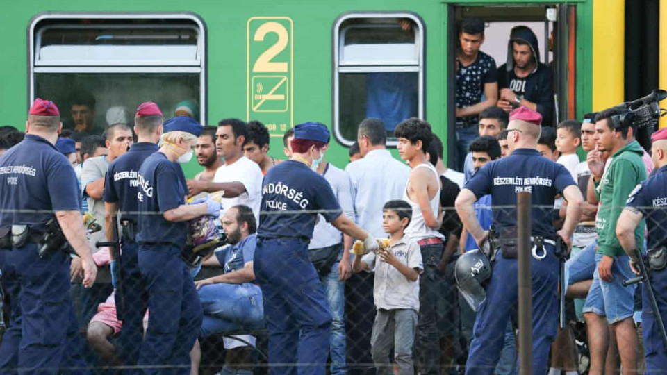 Hungary denying food to asylum seekers, say human rights groups