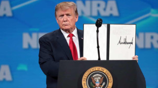 Trump withdraws from UN arms treaty as NRA crowd cheers in delight