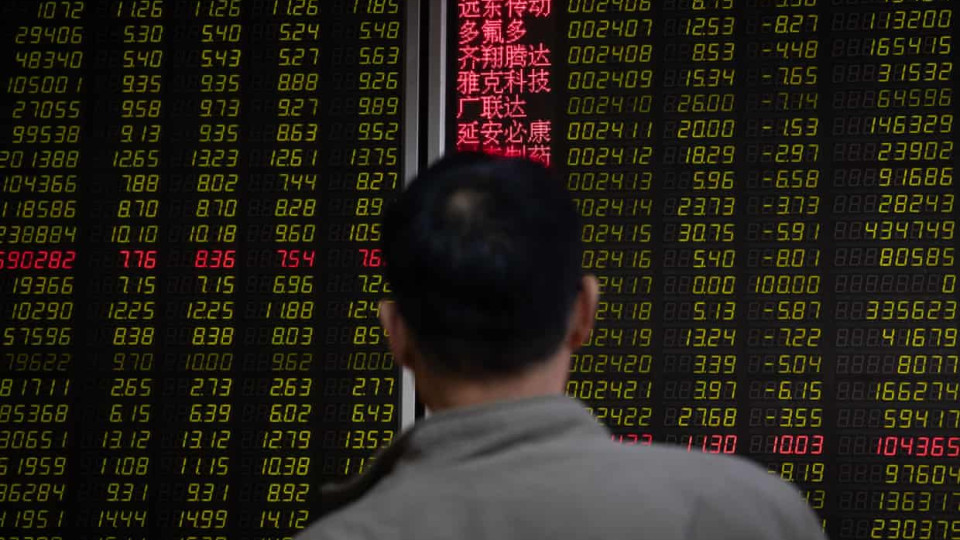 Markets tumble after Trump threatens to dramatically increase China tariffs