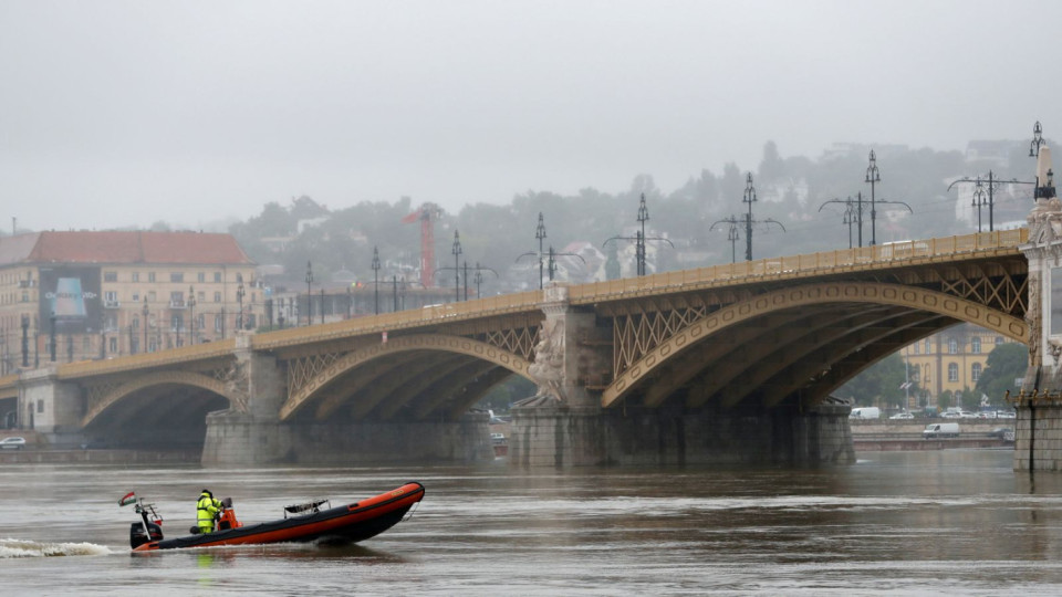 Seven dead and at least 21 missing after tourist boat capsizes in Budapest