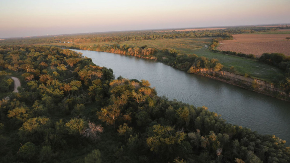 Migrant father and daughter found dead in Rio Grande as US immigration head resigns