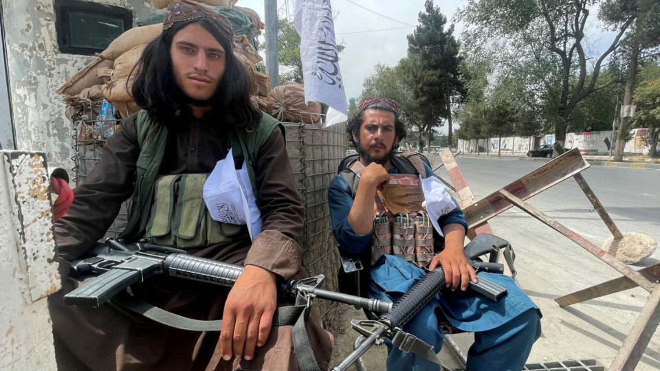 Taliban begins outlining how it will govern - as evacuation drive steps up